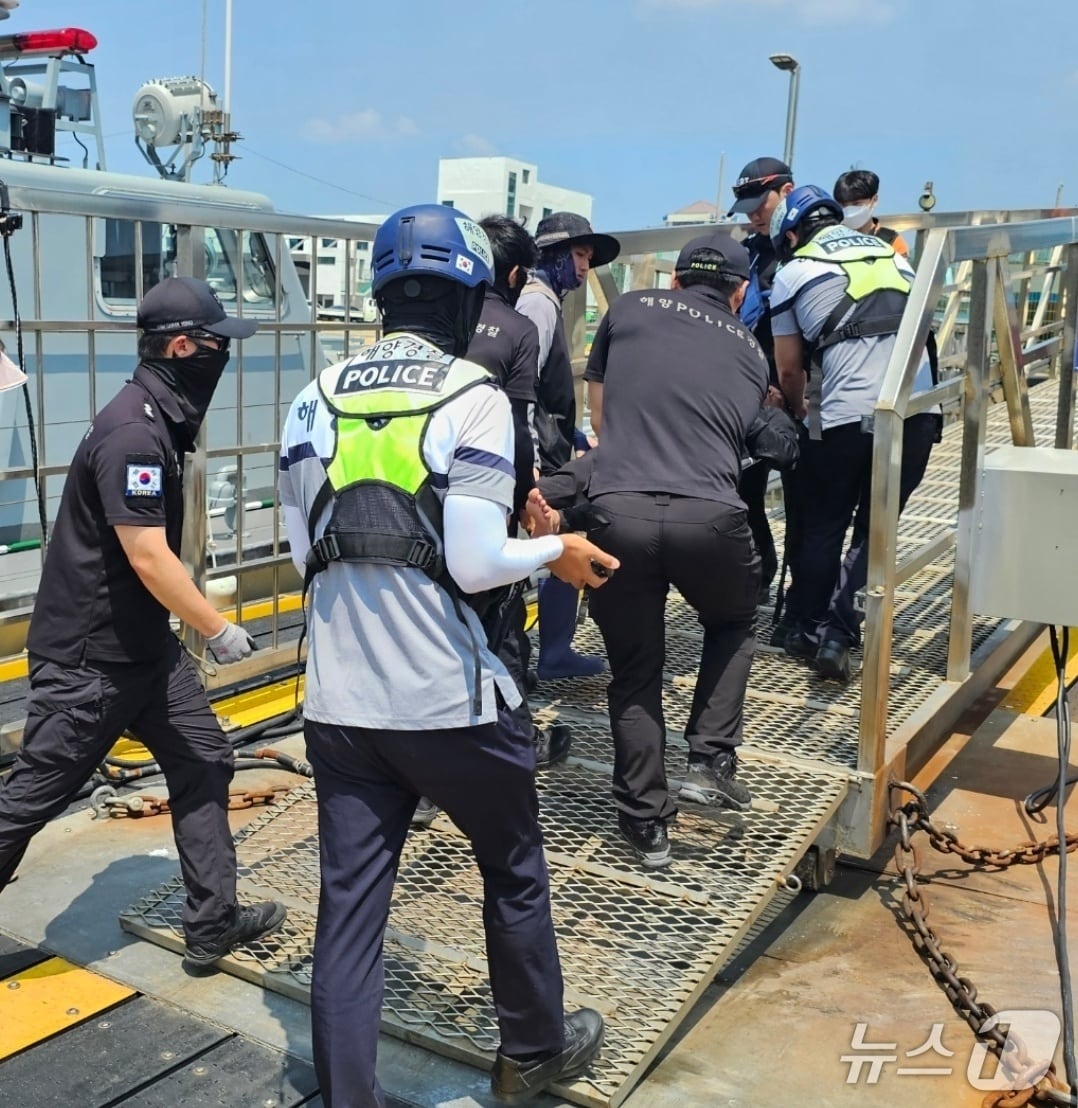 부안 임수도 해상 감전환자 이송 사진.(부안해경 제공. 재판매 및 DB금지)