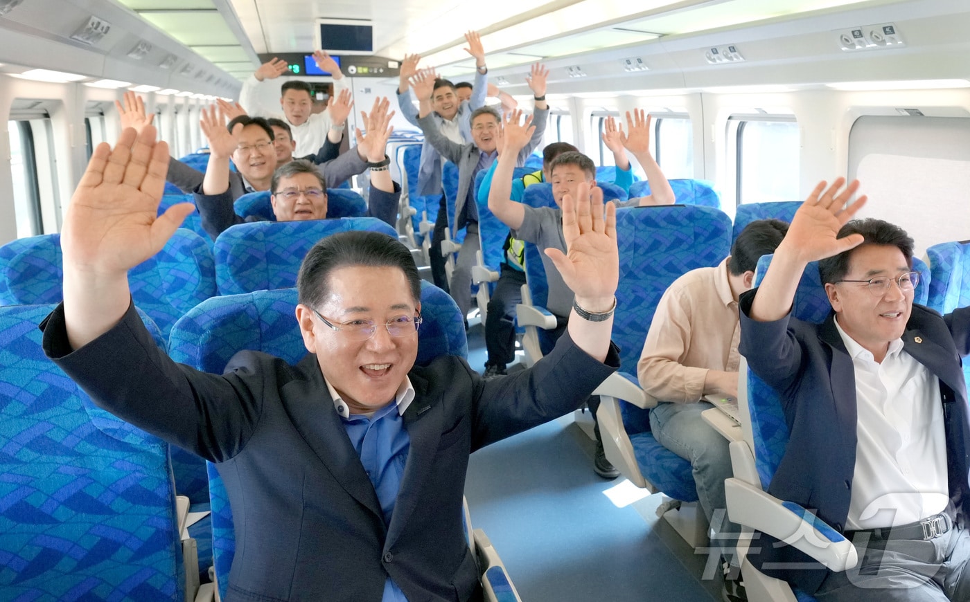 김영록 전남지사가 10일 전남남해선 정식 개통에 앞서 김태균 전남도의장 등과 시승 열차에 탑승해 만세를 부르고 있다.(전남도 제공. 재배포 및 DB 금지)