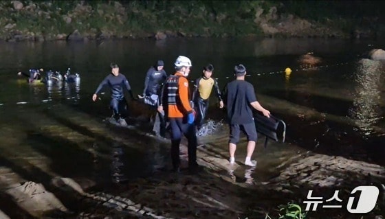 9일 오후 6시19분께 충남 금산 제원면 천내리 금강 상류에서 물놀이를 하던 20대 4명이 실종된 뒤 모두 심정지 상태로 발견됐다.(충남소방본부 제공) /뉴스1 