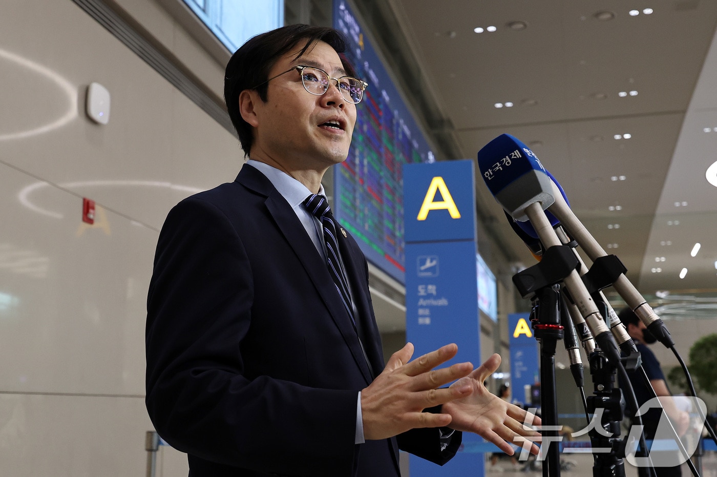 여한구 산업통상자원부 통상교섭본부장이 10일 오후 인천국제공항 제2여객터미널을 통해 워싱턴D.C에서 귀국한 뒤 취재진의 질문에 답하고 있다. 2025.7.10/뉴스1 ⓒ News1 구윤성 기자