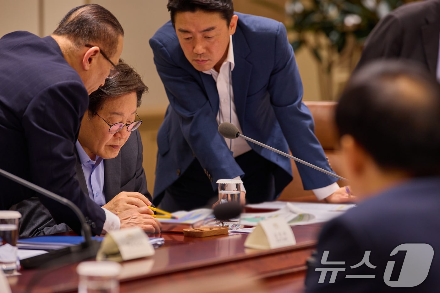 이재명 대통령이 10일 서울 용산 대통령실에서 열린 국가안전보장회의(NSC) 전체회의에서 강훈식 대통령비서실장, 위성락 국가안보실장과 대화하고 있다. (대통령실 제공. 재판매 및 DB 금지) 2025.7.10/뉴스1 ⓒ News1 허경 기자