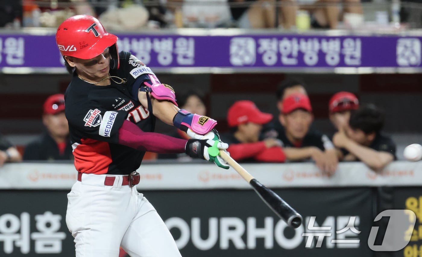 경기 중 역동적인 주루를 펼치는 KIA 박찬호