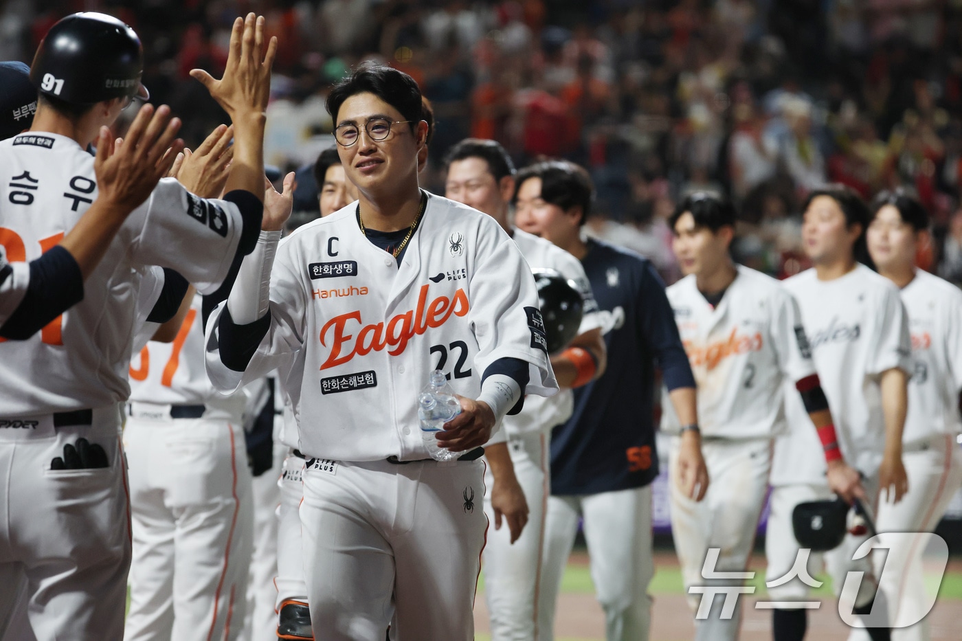 10일 오후 대전 한화생명 볼파크에서 열린 프로야구 &#39;2025 신한 SOL뱅크 KBO 리그&#39; 기아 타이거즈와 한화 이글스 경기에서 승리한 한화 선수들이 자축하고 있다. 2025.7.10/뉴스1 ⓒ News1 김기태 기자