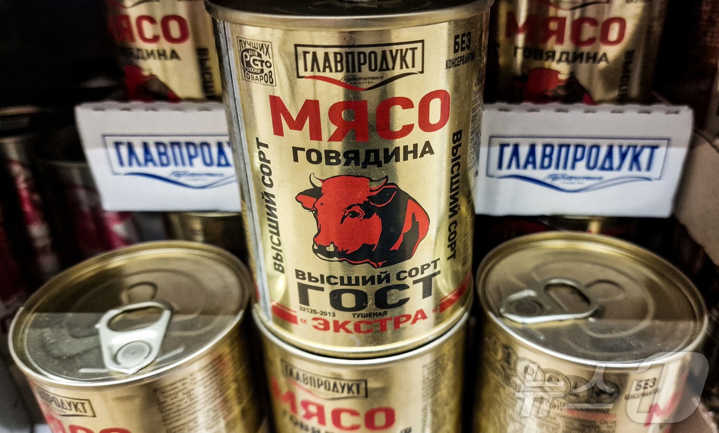 러시아의 한 슈퍼마켓에 진열된 글랍르포둑트의 쇠고기 스튜 캔. 2025.07.08. ⓒ 로이터=뉴스1