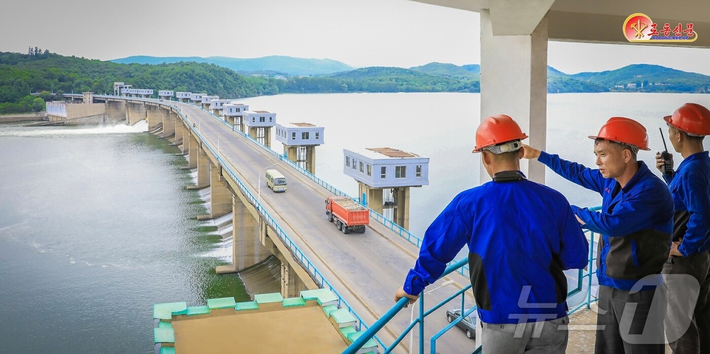 (평양 노동신문=뉴스1) = 북한 노동당 기관지 노동신문은 11일 "재해성 이상기후에 주동적으로 대처해나가자＂라면서 미림갑문사업소에서 재해방지사업을 실시하고 있는 모습을 보도했다. [국내에서만 사용가능. 재배포 금지. DB 금지. For Use Only in the Republic of Korea. Redistribution Prohibited] rodongphoto@news1.kr