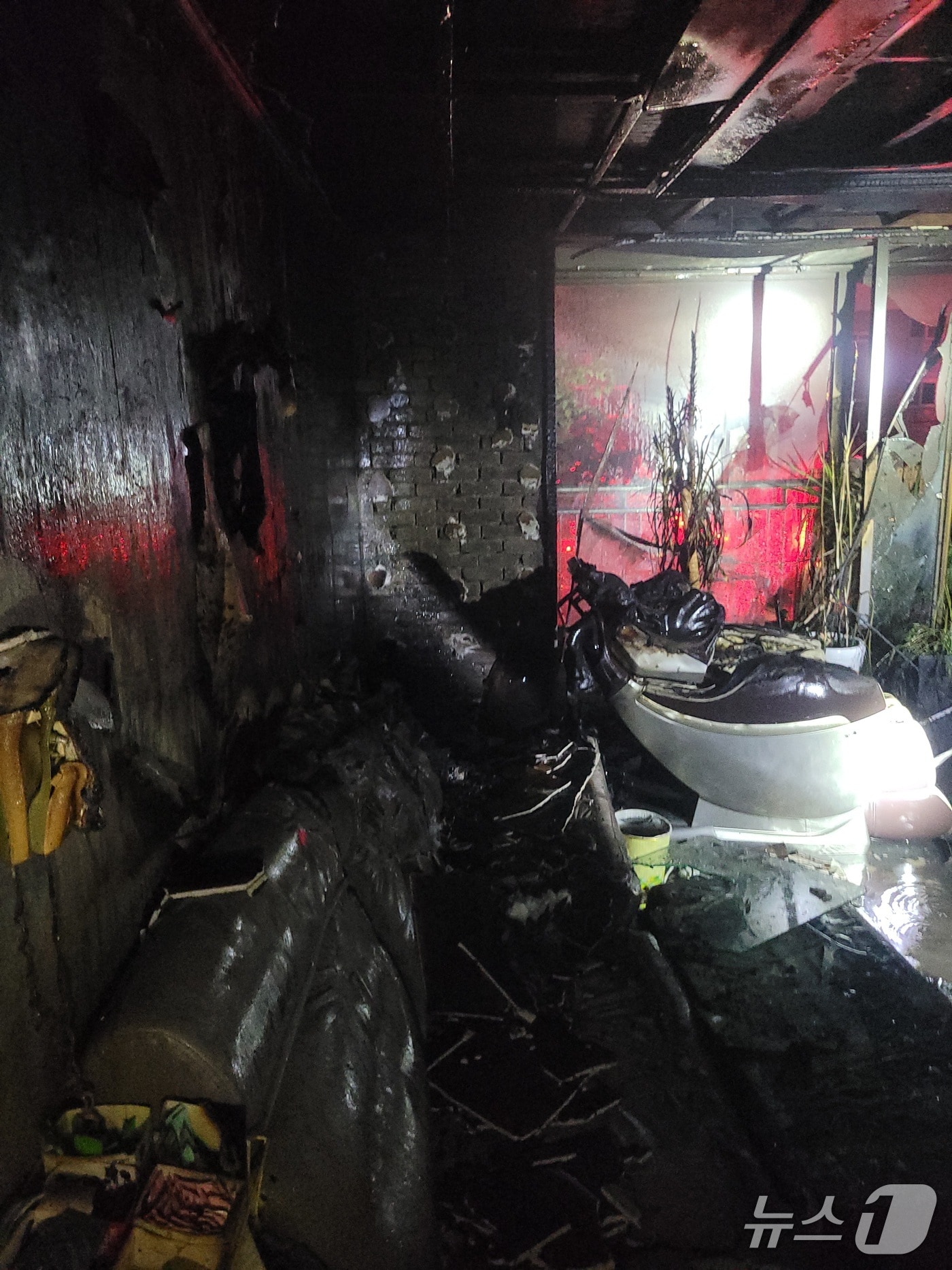 11일 오전 1시 52분쯤 인천시 중구 항동7가 12층짜리 아파트에서 불이 났다.(인천소방본부 제공. 재배포 및 DB금지)2025.7.11/뉴스1