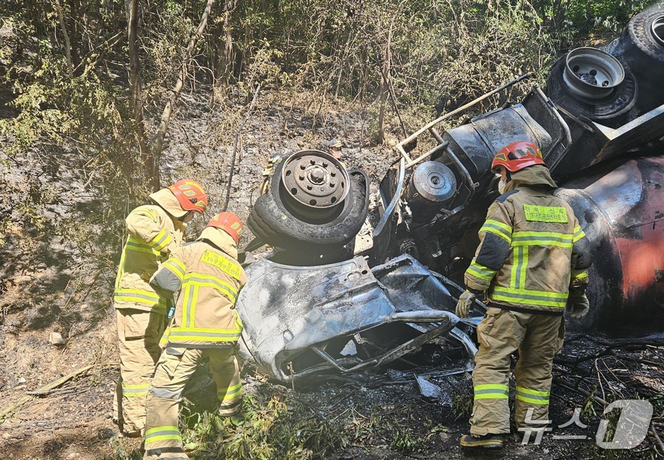 10일 오전 9시10분쯤 상주시 화서면 하송리의 지방도로를 달리던 레미콘 트럭이 비탈길로 추락, 119구조대가 수습하고 있다.(경북소방본부 제공. 재판매 및 DB 금지)2025.7.11/뉴스1