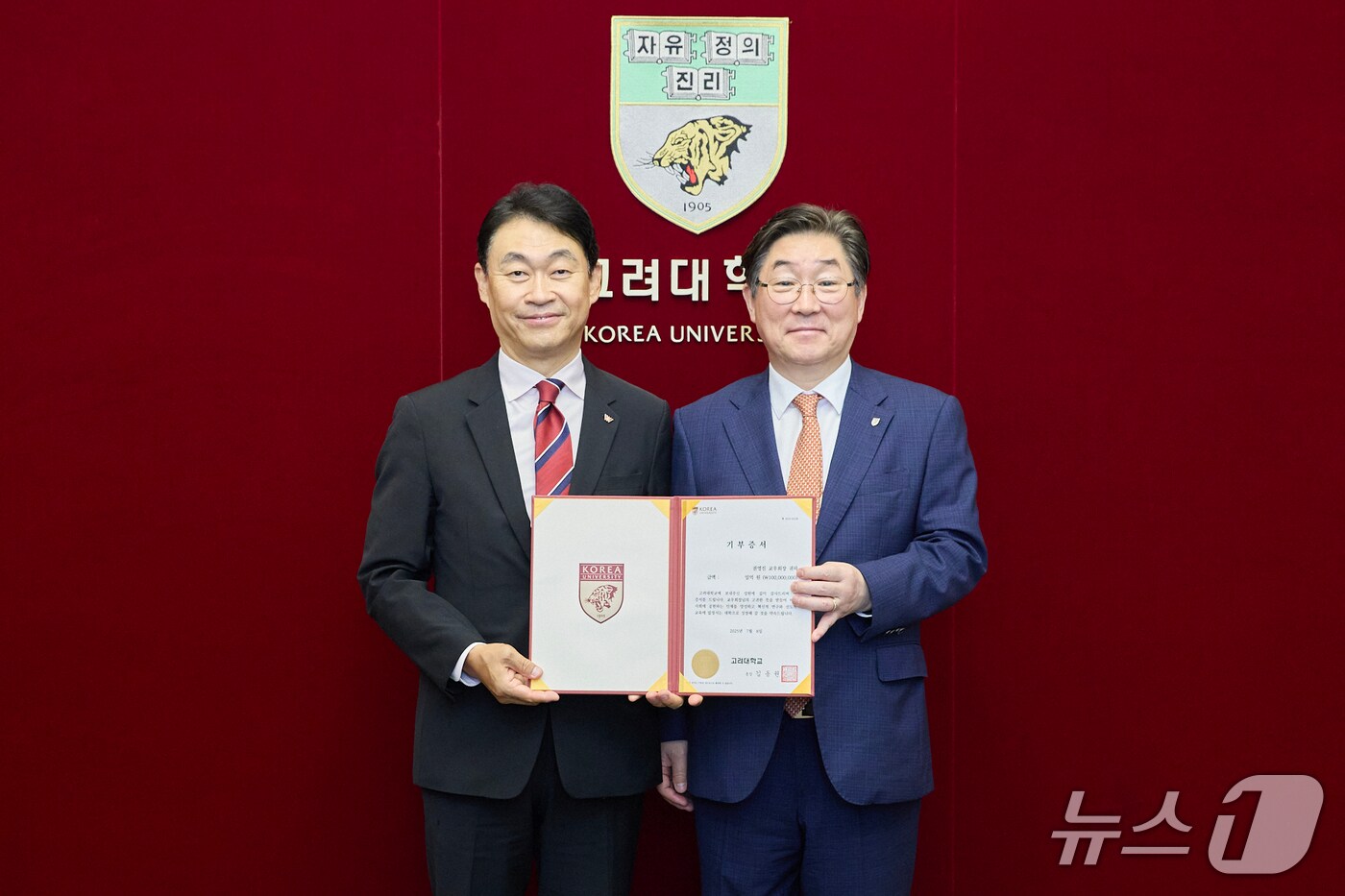 권영진 고려대 문과대 교우회장(왼쪽)과 김동원 고려대 총장이 기념촬영을 하고 있다. (고려대 제공)