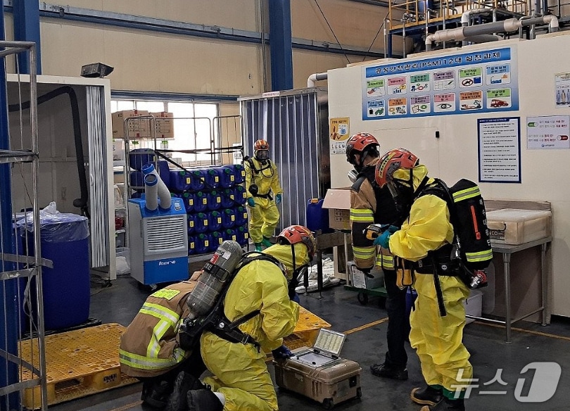 지난달 12일 오전 10시 51분께 울주군 온산읍의 한 화학물질 제조공장에서 수산화테트라메틸암모늄(TMAH) 누출사고.(울산소방본부제공. 재판매 및 DB 금지)