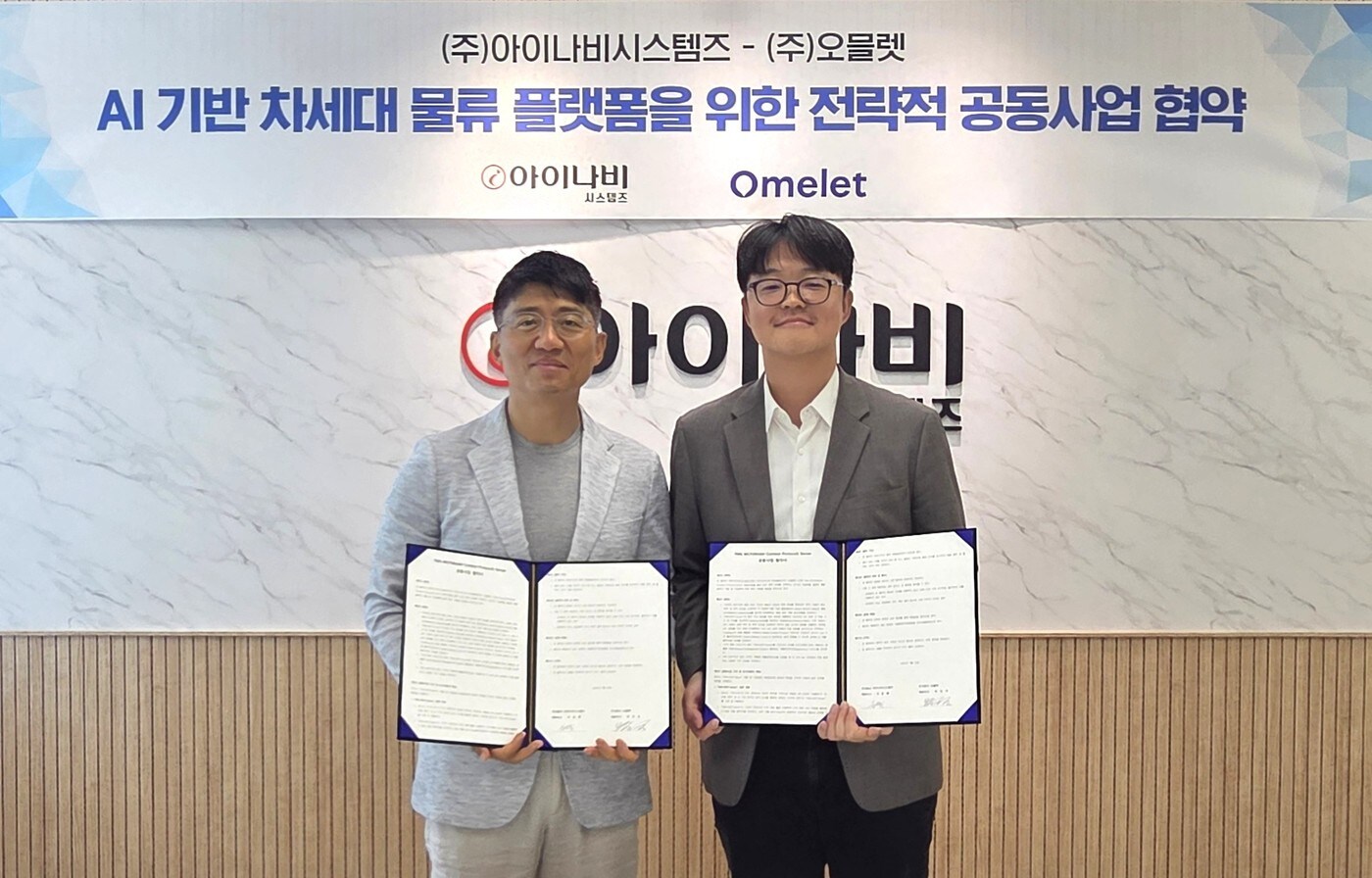 아이나비시스템즈 이은복 대표이사&#40;왼쪽&#41;와 오믈렛 박진규 대표이사.&#40;팅크웨어 제공&#41;