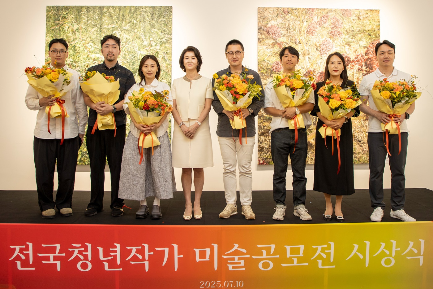 호반문화재단이 경기 과천시 호반아트리움에서 전국청년작가 미술공모전 '2025 H-EAA' 시상식을 개최했다. 우현희 호반문화재단 이사장(사진 왼쪽 네 번째)이 수상 작가들과 기념촬영을 하고 있다.(호반그룹 제공)