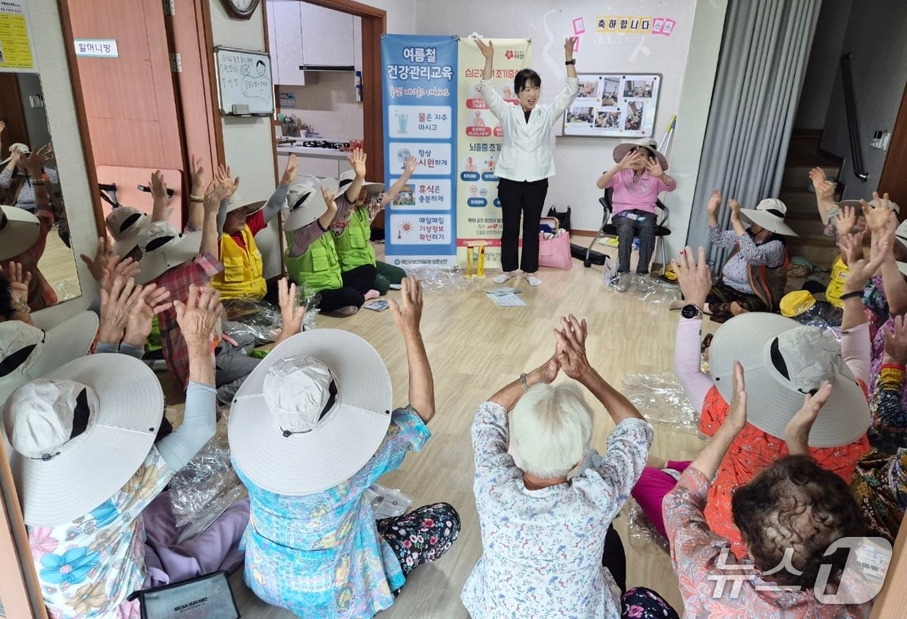 지난 2일 관내 무더위쉼터에서 진행된 여름철 건강관리교육 모습(태안군 제공. 재판매 및 DB금지)2025.7.11/뉴스1