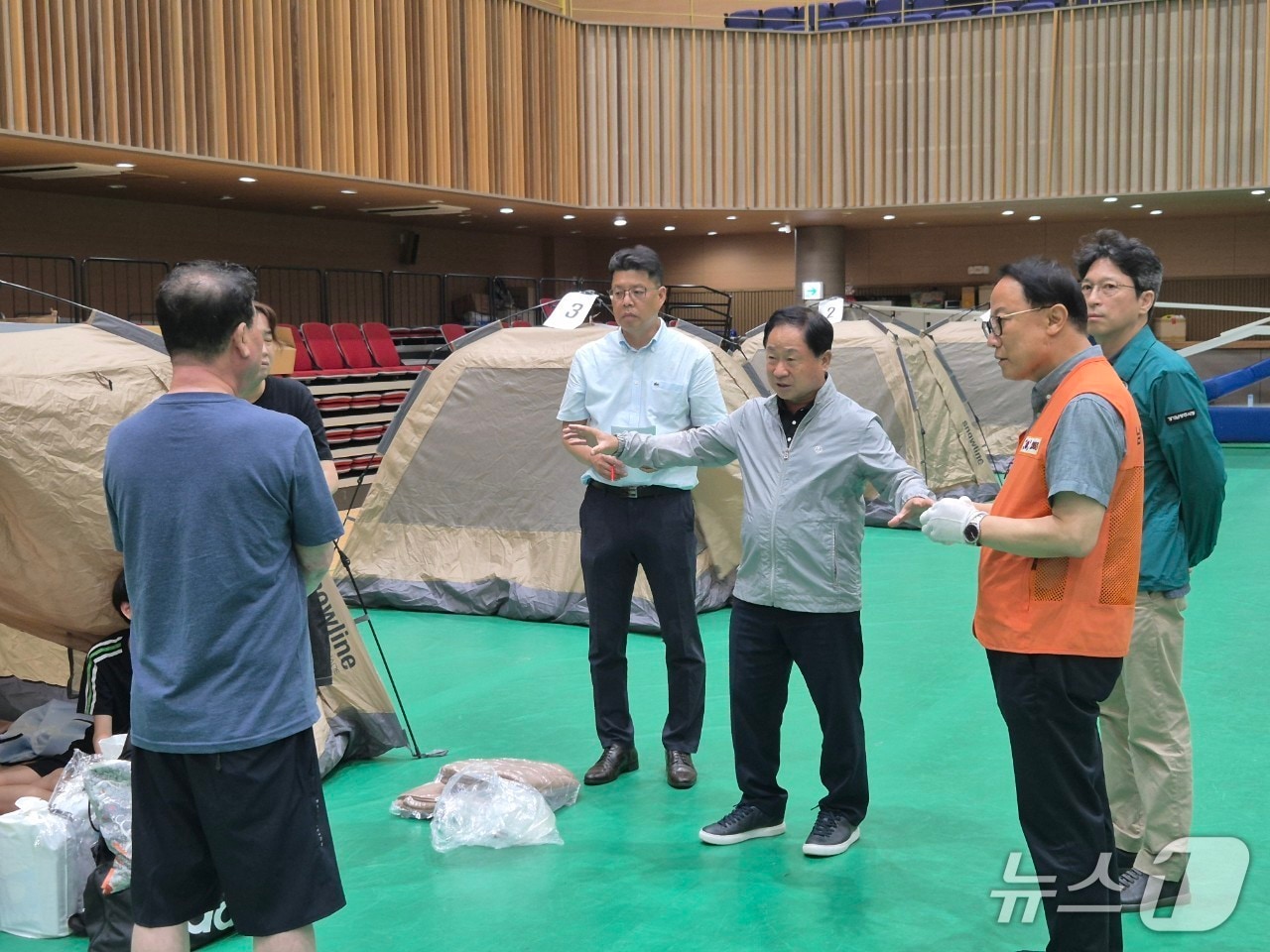 정전으로 불편을 겪는 주민들을 방문해 위로하는 주광덕 남양주시장.