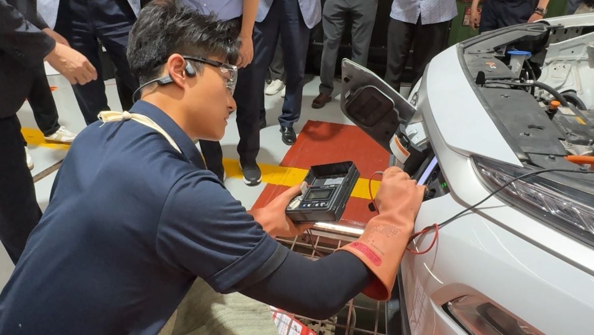 한국교통안전공단 전기차 배터리 검사 모습.&#40;한국교통안전공단 제공&#41;