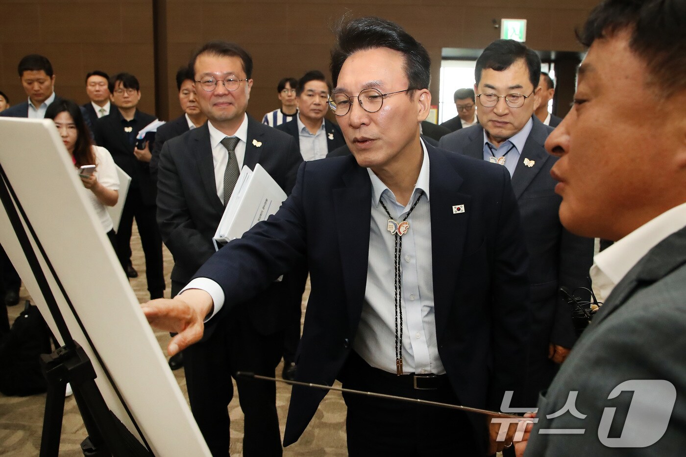 김민석 국무총리가 11일 오전 경북 경주화백컨벤션센터를 찾아 APEC 정상회의에 사용될 정상회의장 준비상황을 점검하고 있다. 2025.7.11/뉴스1 ⓒ News1 공정식 기자