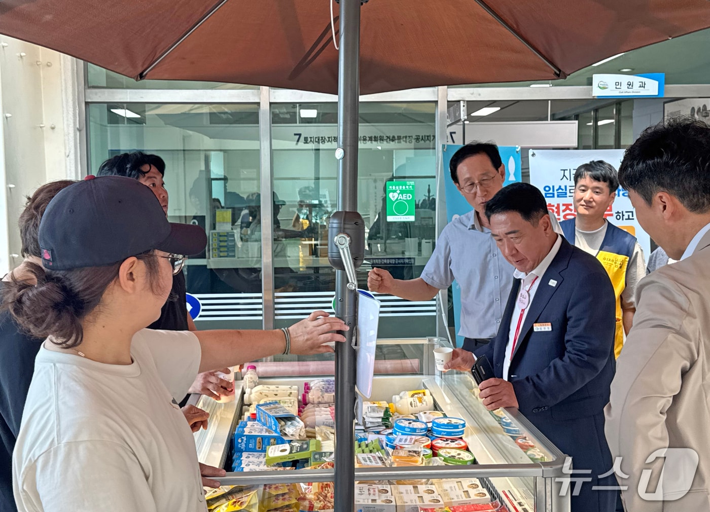 전북 임실군과 임실엔치즈클러스터가 충북 영동군에서 치즈 판매와 고향사랑기부 홍보 행사를 갖고 있다.(임실군제공, 재판매 및 DB금지)2025.7.11/뉴스1