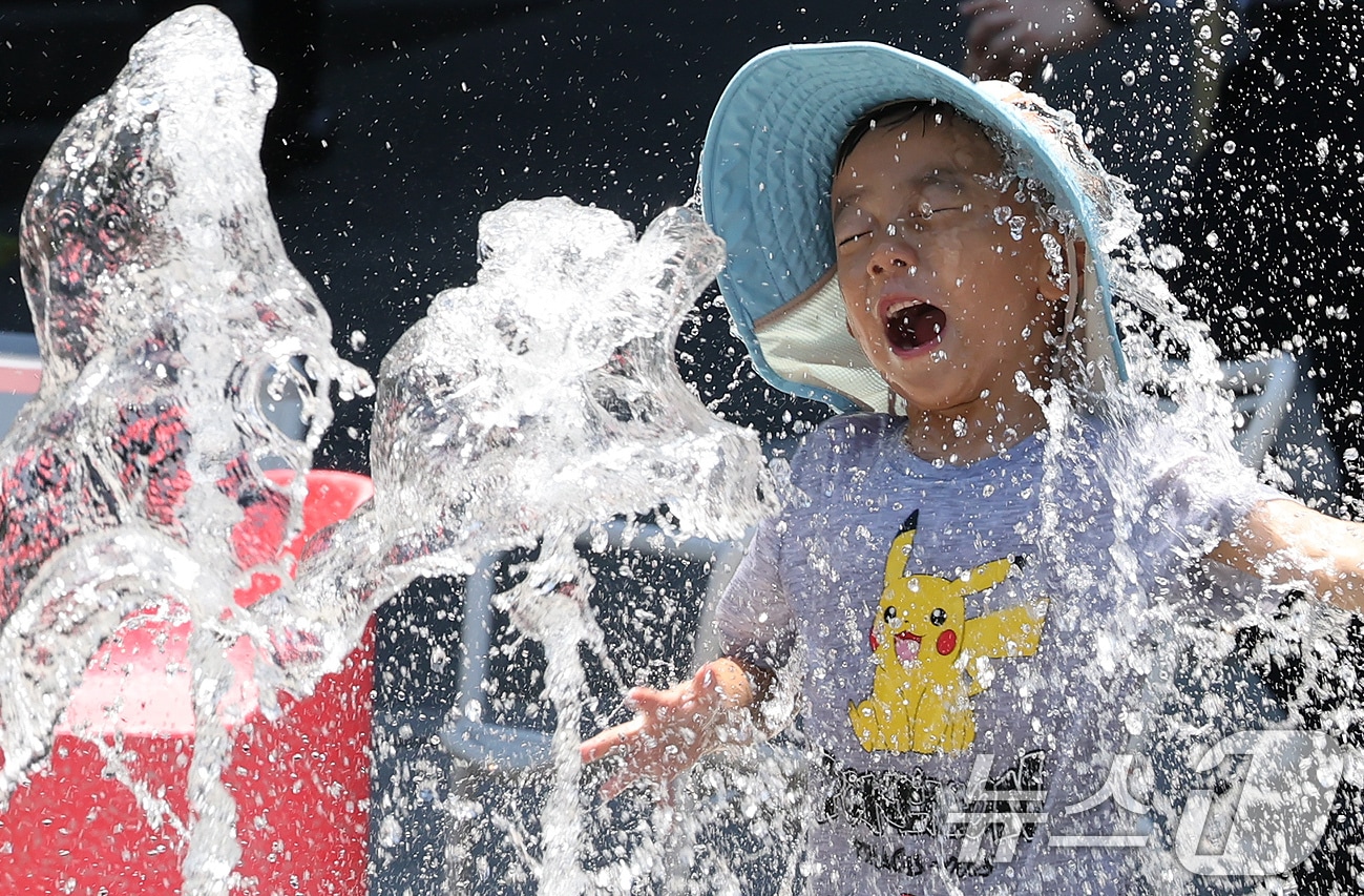 폭염 속 물놀이. ⓒ News1