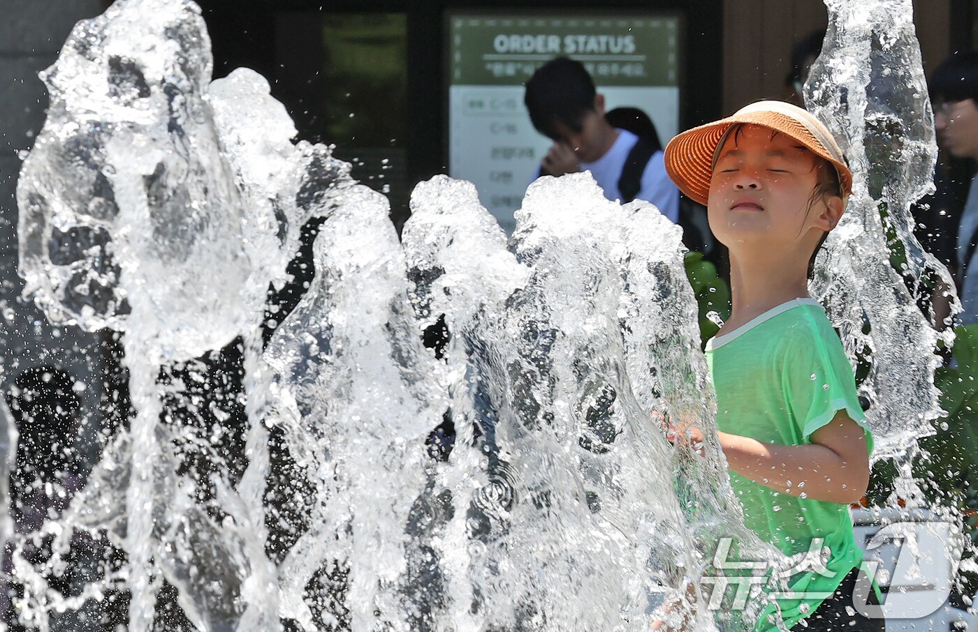 연일 폭염이 이어지고 있는 11일 오후 서울 종로구 광화문광장 바닥분수에서 어린이들이 물놀이를 하며 더위를 식히고 있다. 2025.7.11/뉴스1 ⓒ News1 장수영 기자