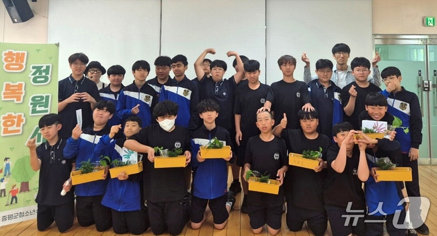 증평군청소년수련관이 운영하는 &#39;행복한 정원사&#39; 프로그램에 지난 5월 14일 참여한 형석중학교 학생들이 자신들이 심은 식물을 들고 기념촬영을 하고 있다.&#40;증평군 제공, 재판매 및 DB금지&#41;/뉴스1
