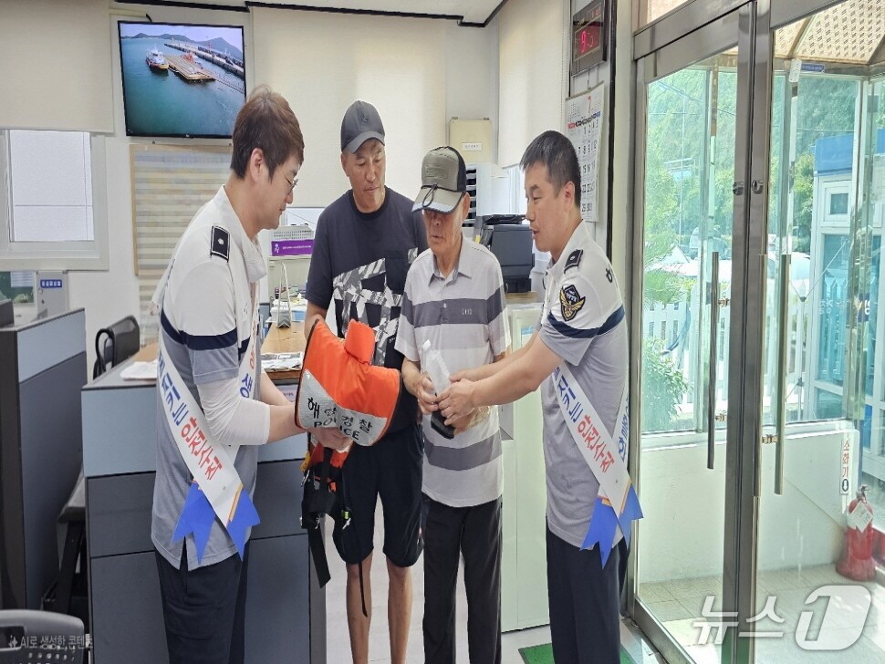 폭염이 지속되고 있는 11일 완도해경 완도파출소에서 민원인을 위한 '무상 얼음 생수'를 제공하고 있다.(완도해경 제공, 재판매 및 DB 금지)