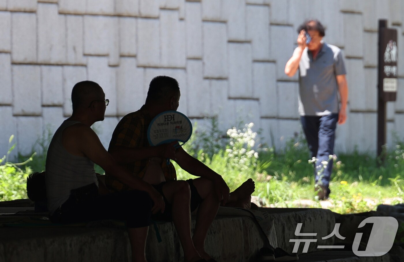 경기 수원시 팔달구 지동교 인근 다리 그늘에서 한 어르신이 더위를 피해 휴식을 취하고 있다. 2025.7.11/뉴스1 ⓒ News1 김영운 기자