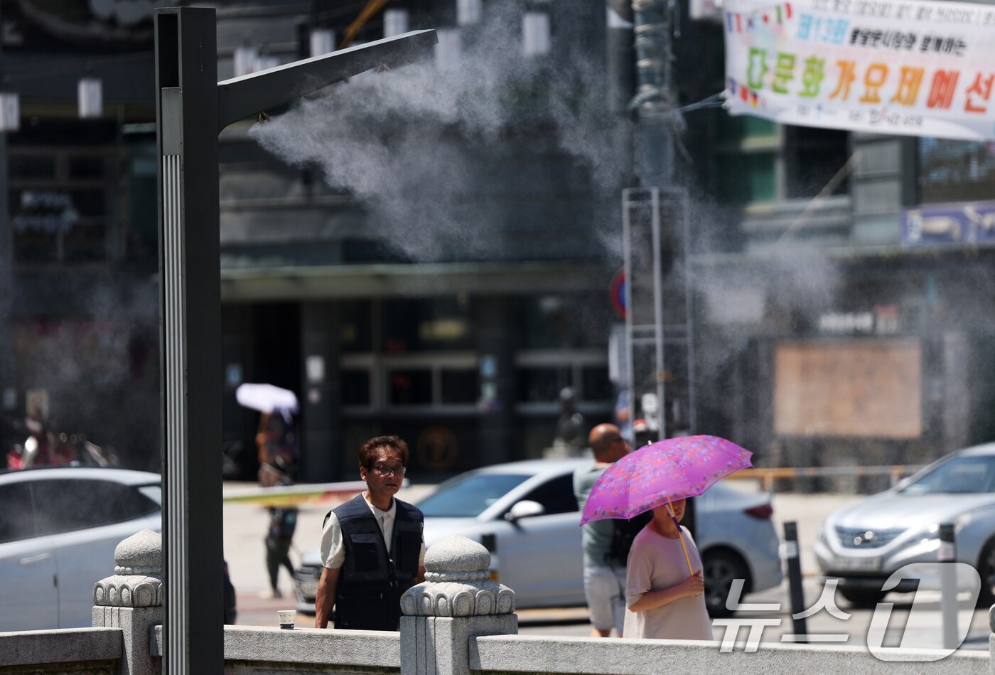 연일 폭염이 이어지고 있는 11일 경기 수원시 팔달구 지동교에서 쿨링포그가 가동되고 있다. 2025.7.11/뉴스1 ⓒ News1 김영운 기자