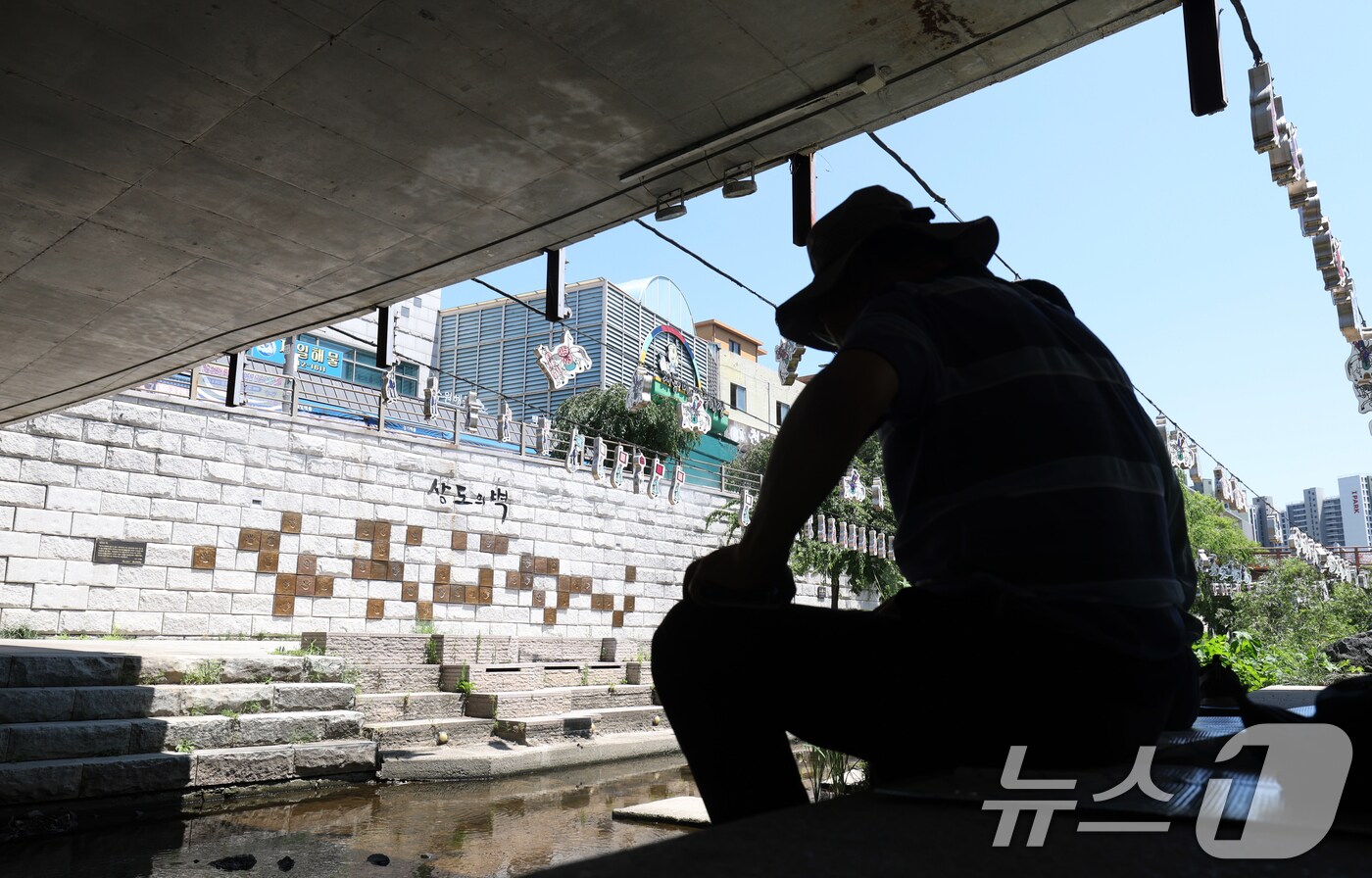 연일 폭염이 이어지고 있는 11일 경기 수원시 팔달구 지동교 인근 다리 그늘에서 한 어르신이 더위를 피해 휴식을 취하고 있다. 2025.7.11/뉴스1 ⓒ News1 김영운 기자