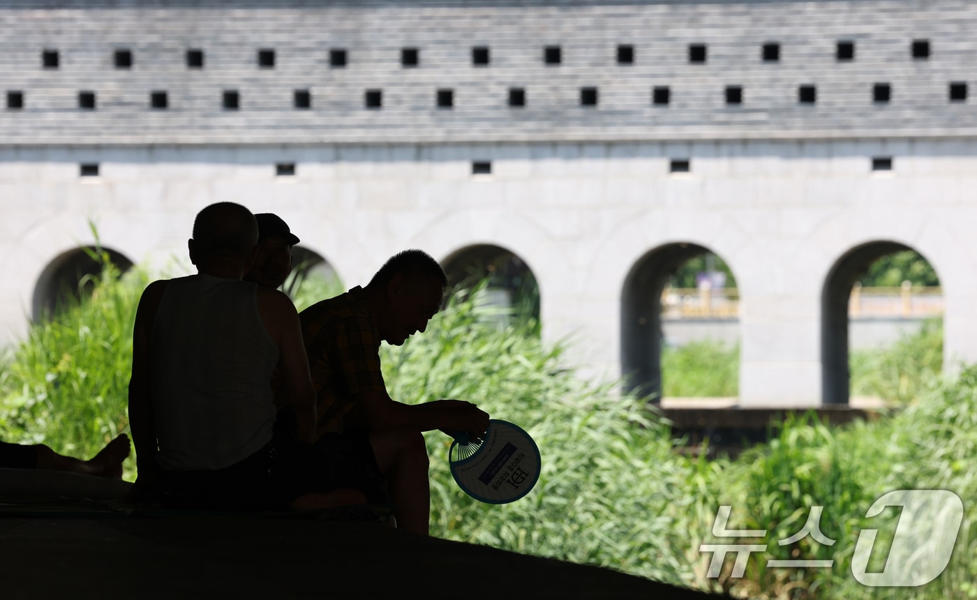 경기 수원시 팔달구 지동교 인근 다리 그늘에서 한 어르신이 더위를 피해 휴식을 취하고 있다. 2025.7.11/뉴스1 ⓒ News1 김영운 기자