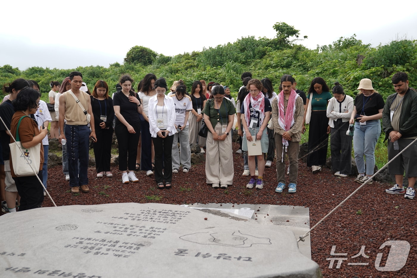 국내외 대학생 4·3평화캠프에 참여한 유학생들이 다랑쉬굴을 찾아 참배하고 있다.(제주4·3평화재단 제공. 재판매 및 DB 금지)