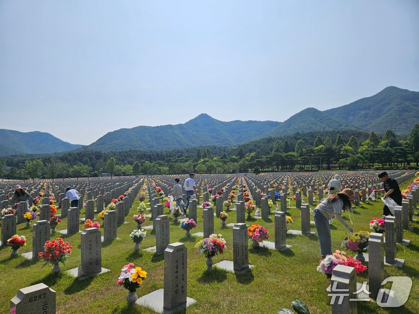 대전문화재단이 국립대전현충원에서 제2차 사회공헌활동을 진행했다.(문화재단 제공. 재판매 및 DB금지)/뉴스1