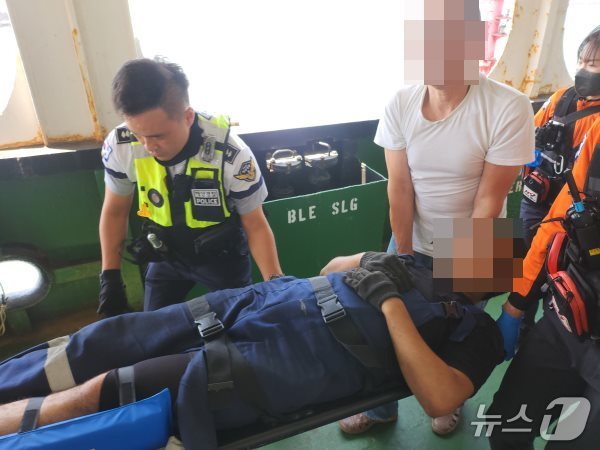 포항해경이 11일 낮 12시 45분쯤 경북 포항신항에서 출항 중이던 8000톤급 화물선 A호에서 부상당한 20대 러시아 선원을 이송하고 있다.(포항해양경찰서 제공. 재판매 및 DB 금지)2025.7.11/뉴스1