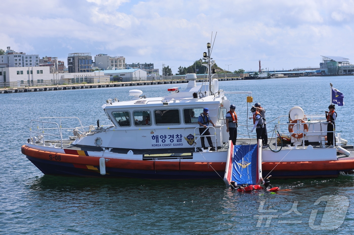 11일 강원 속초시 속초해양경찰서 전용부두에서 속초해경이 골든타임 구조 가능성을 높이기 위해 자체제작해 연안구조정 내 설치한 호이스트 시연이 진행되고 있다.(속초해경 제공, 재판매 및 DB 금지) 2025.7.11/뉴스1 ⓒ News1 윤왕근 기자