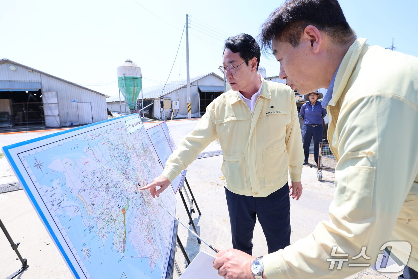 정명근 화성시장이 남양읍 폭염 대비 현장을 찾아 대책회의를 주재하고 있다.(화섣시 제공) 