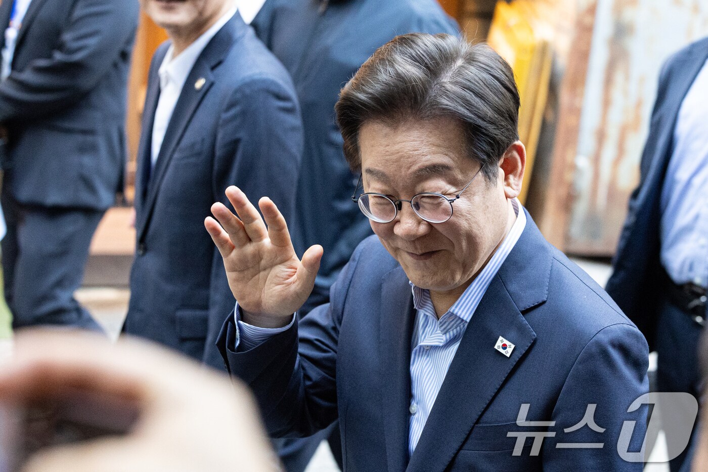 이재명 대통령이 11일 시민들과 저녁 식사를 위해 서울 종로구 광화문 인근의 한 식당으로 이동하고 있다. 2025.7.11/뉴스1 ⓒ News1 이승배 기자