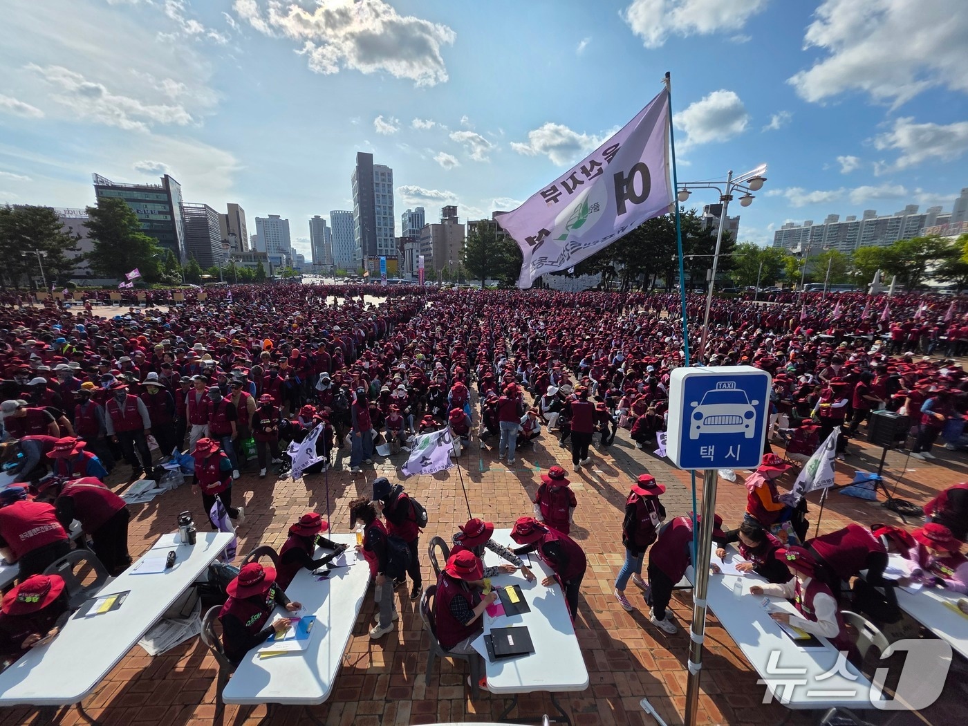 민주노총 전국플랜트건설노조 울산지부 조합원들이 11일 울산 태화광역 광장에서 조합원 총회를 하고 있다. (플랜트건설노조 울산지부 제공. 재판매 및 DB 금지) /뉴스1