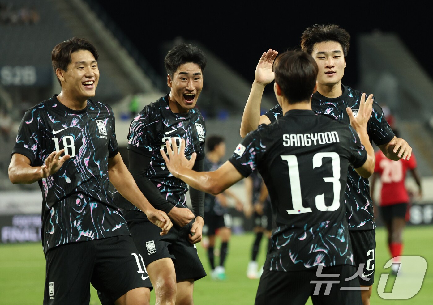 강상윤이 11일 오후 경기 용인시 처인구 용인미르스타디움에서 열린 2025 동아시아축구연맹(EAFF) E-1 챔피언십 남자부 대한민국과 홍콩의 경기에서 득점한 뒤 선수들과 기뻐하고 있다. 2025.7.11/뉴스1 ⓒ News1 김영운 기자