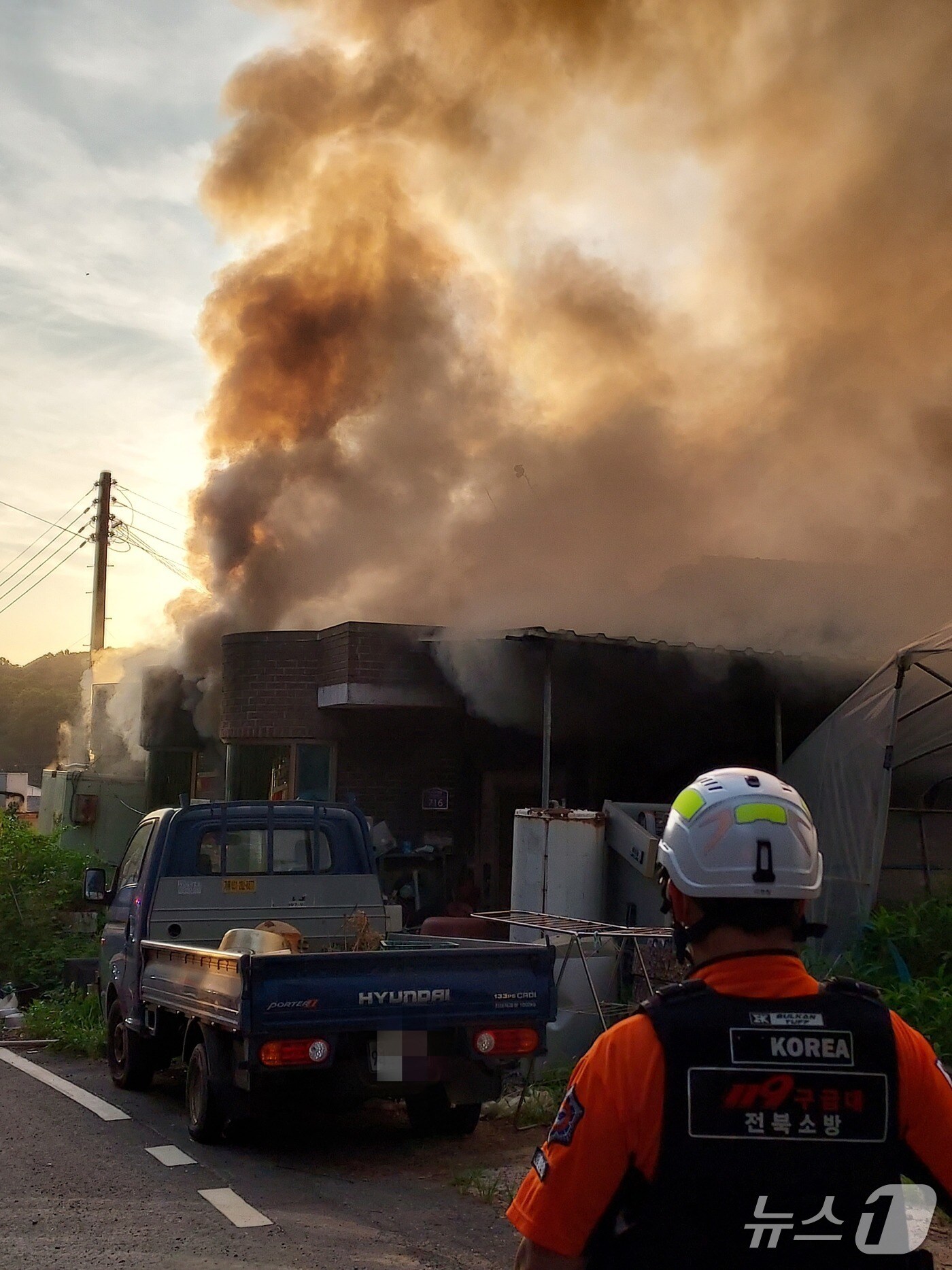 12일 오전 전북 완주군 화산면의 한 단독주택에서 불이 난 가운데 많은 연기가 목격되고 있다.(전북도 소방본부 제공. 재판매 및 DB금지)/뉴스1