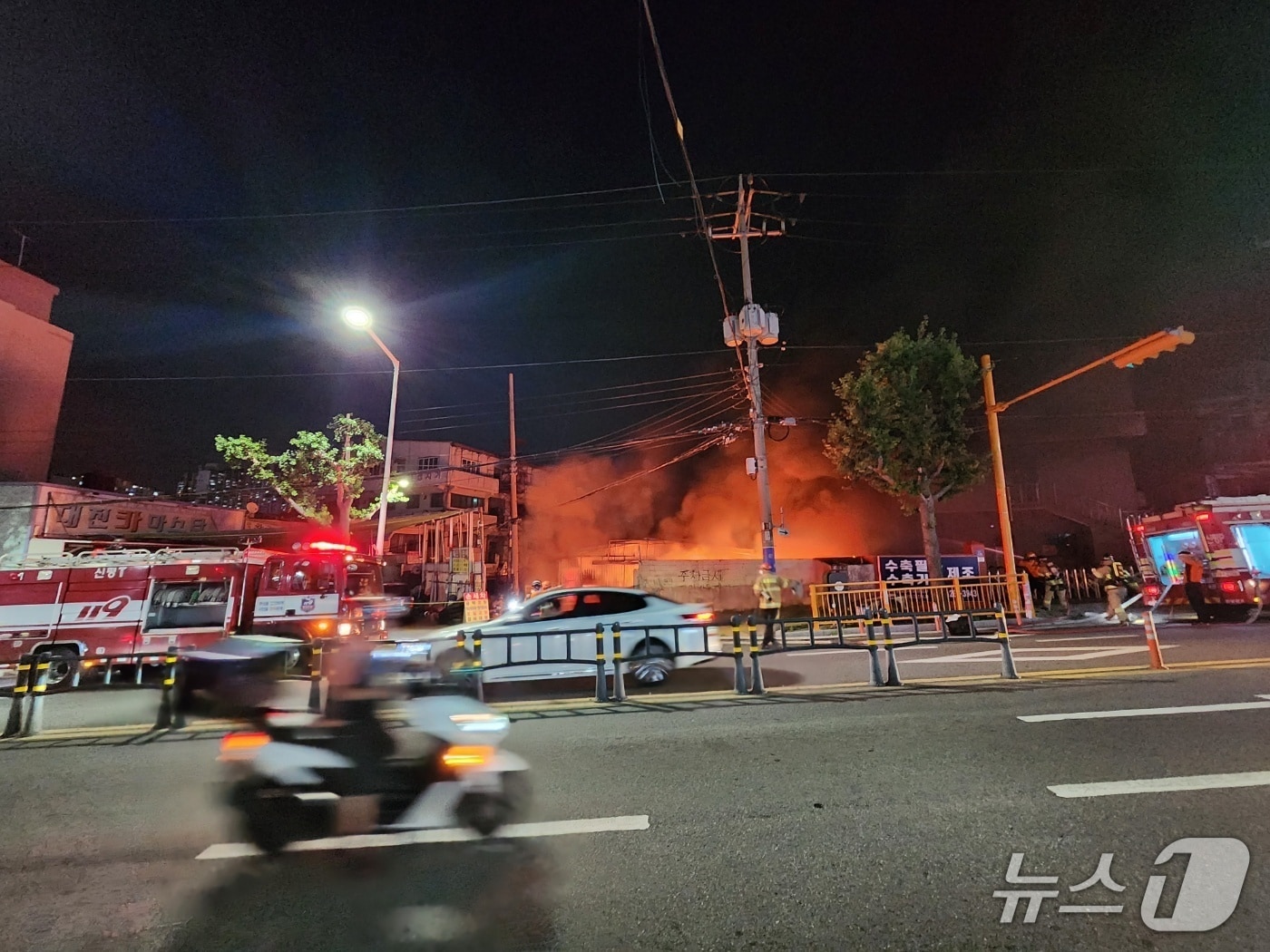 11일 오후 부산 사하구 장림동 어망 공장 화재 현장.(부산소방재난본부 제공. 재판매 및 DB 금지)