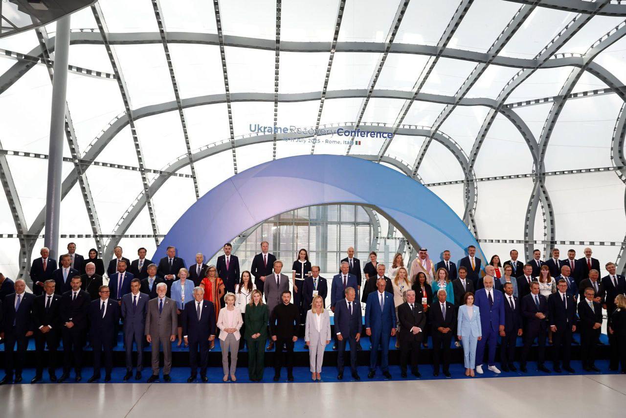 지난 10~11일(현지시간) 이탈리아 로마에서 열린 제4차 우크라이나 복구회의 참석자들이 기념촬영을 하고 있다..(외교부 제공)