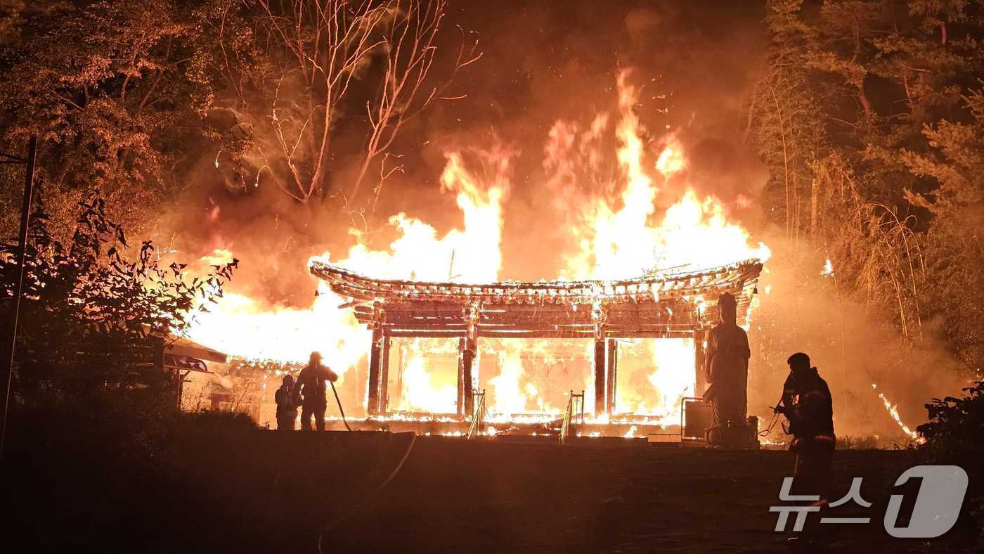 양양 사찰 화재 현장 모습.(강원도소방본부 제공. 재판매 및 DB금지)/뉴스1