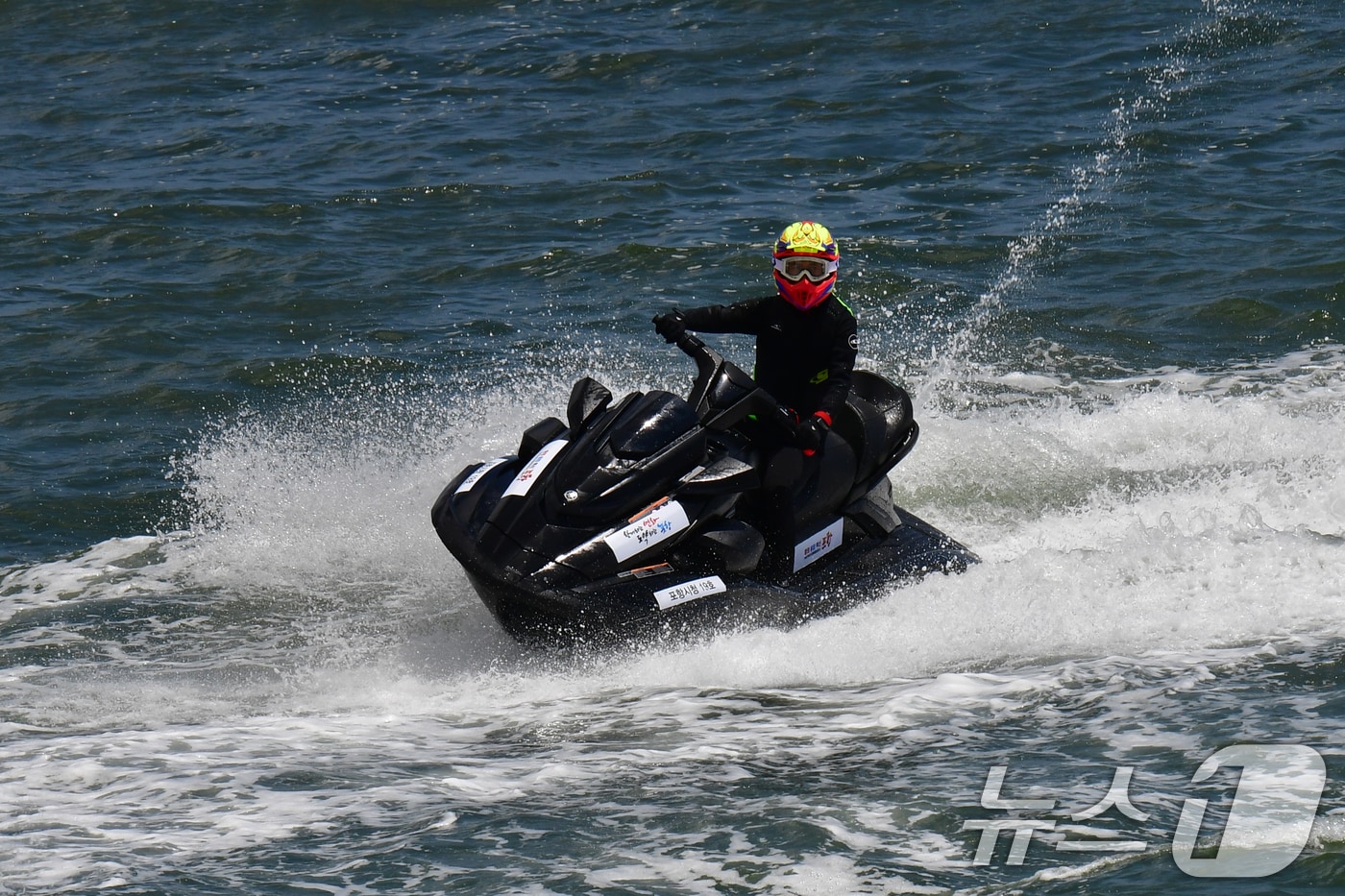 이강덕 경북 포항시장이 12일 송도해수욕장에서 개장을 축하하는 수상오토바이 퍼포먼스를 펼치고 있다. 2025.7.12/뉴스1 ⓒ News1 최창호 기자