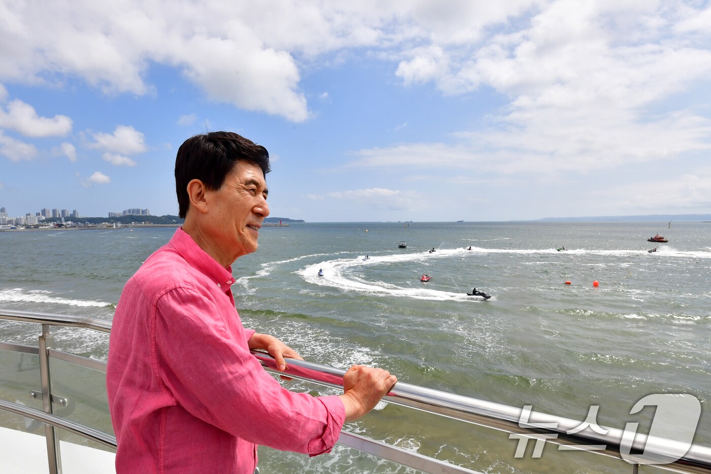 이강덕 경북 포항시장이 12일 송도해수욕장에서 개장을 축하하는 수상오토바이 퍼포먼스를 지켜보고 있다. 송도해수욕장은 2007년 태풍 등으로 백사장이 유실되면서 폐장됐다 복원 공사를 마친 후 이날 재개장했다. 2025.7.12/뉴스1 ⓒ News1 최창호 기자