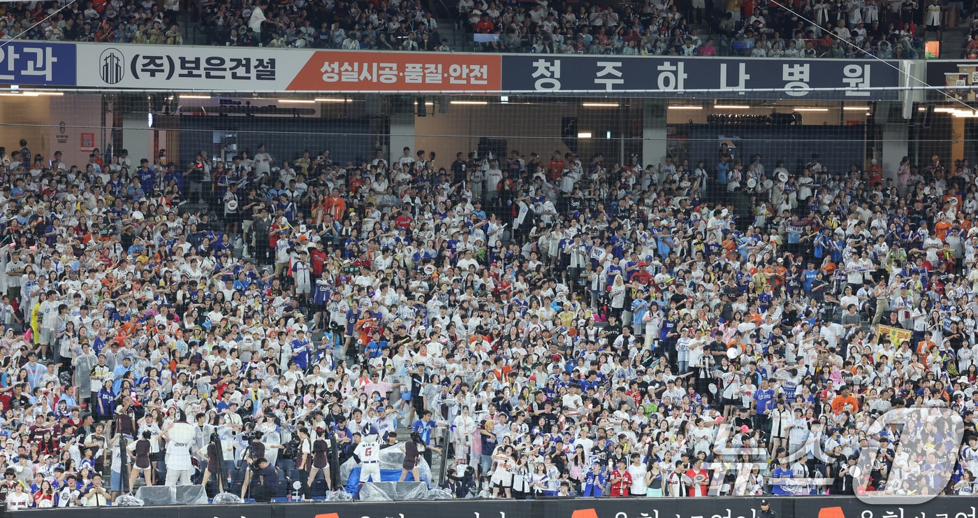 대전 한화생명볼파크에서 야구팬들이 열띤 응원을 펼치고 있다. 2025.7.12/뉴스1 ⓒ News1 김기태 기자
