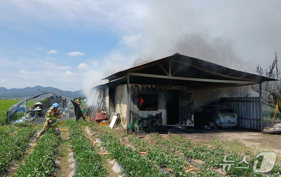 12일 오전 10시 9분 의성군 단북면 연제리 농막에 주차된 차량에서 불이 나 농막까지 번졌다.(경북소방본부 제공. 재판매 및 DB 금지)2025.7.13/뉴스1