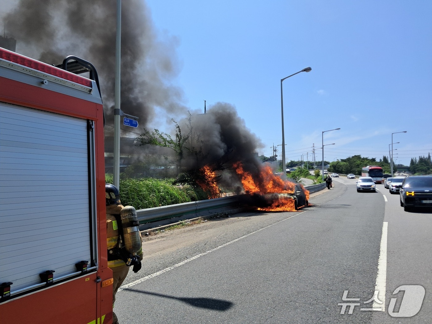12일 오후 2시 12분께 전북 전주시 덕진구 성덕동 대흥교차로 인근에서 차량에 불이 났다.(소방제공. 재판매 및 DB금지)2025.7.13/뉴스1