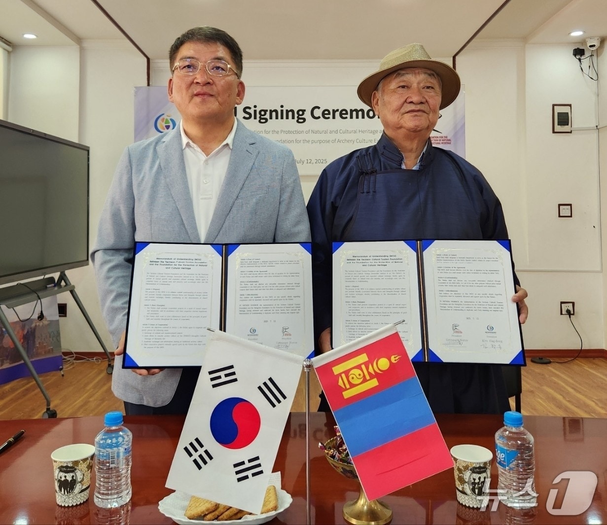 예천문화관광재단이 13일 몽골 울란바토르에서 몽골자연문화유산보호재단과 전통 활쏘기 문화 교류, 유네스코 인류무형문화유산 공동 등재를 위한 협약을 맺었다.(예천군 제공. 재판매 및 DB 금지)2025.7.13/뉴스1