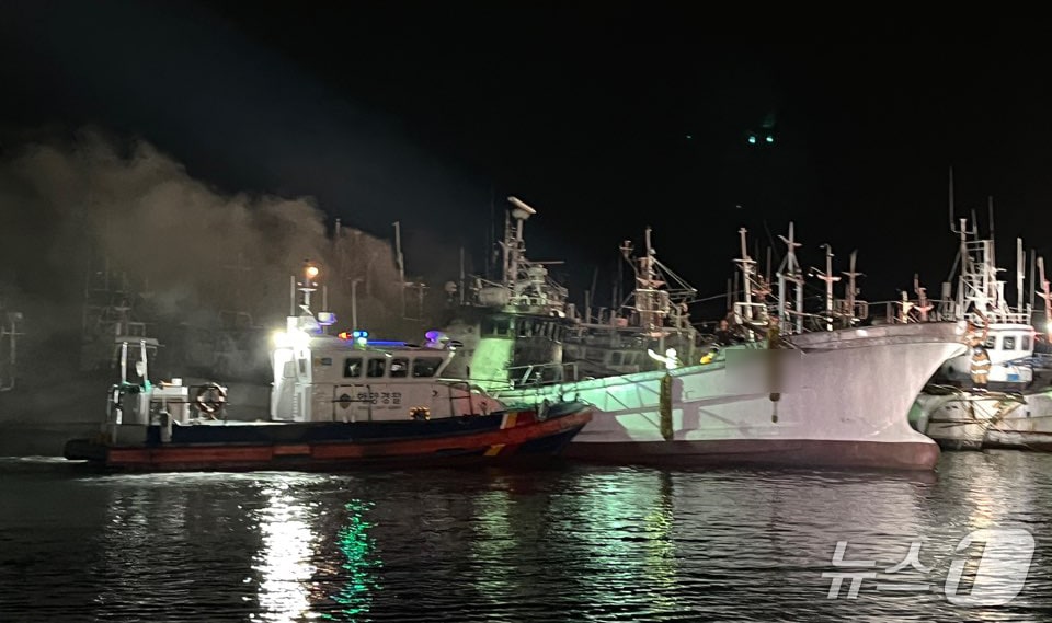 목포해경이 13일 새벽 목포 북항에서 어선의 불을 끄고 있다.(목포해경 제공. 재판매 및 DB 금지) 2025.7.13/뉴스1