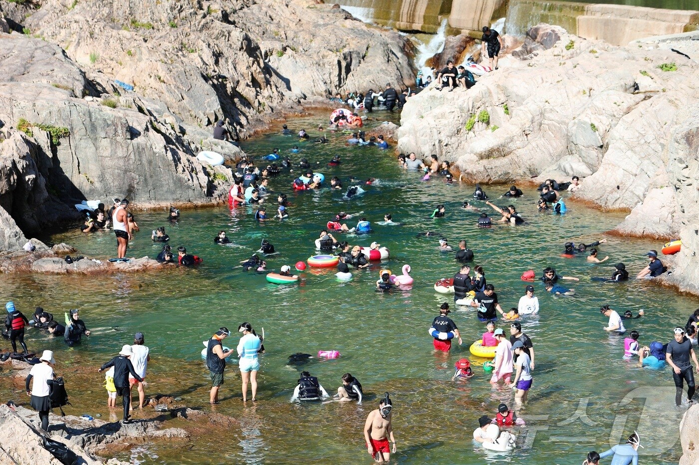 지난 12일 강원 인제군 북면 용대리 백담계곡을 찾은 피서객들이 물놀이를 즐기고 있다.(인제군 제공. 재판매 및 DB금지)2025.7.13/뉴스1 ⓒ News1 이종재 기자