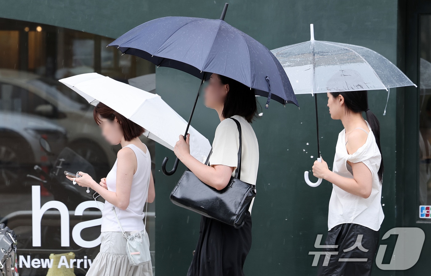 서울 종로구 거리에서 시민들이 우산을 쓴 채 거리를 거닐고 있다. 2025.7.13/뉴스1 ⓒ News1 김성진 기자
