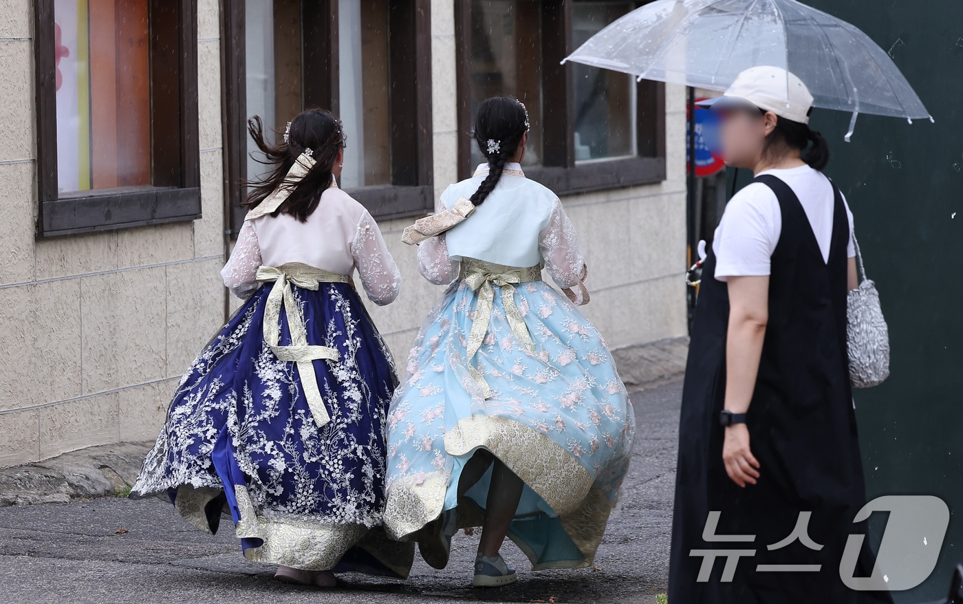 13일 서울 종로구 거리에서 우산을 챙기지 못한 시민들이 발걸음을 재촉하고 있다. 2025.7.13/뉴스1 ⓒ News1 김성진 기자